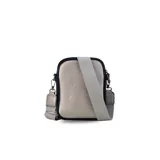 Phone bag color marrón claro con laterales beige, bolsillo frontal con cierre y tirador con flecos. Tiene espacio para celular y billetera, y correa de galón regulable y desmontable.