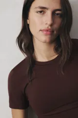 Remera deportiva de corte ajustado con cuello redondo y mangas cortas. Confeccionada en tejido funcional con tecnología SoftMove para mayor suavidad y DryMove para absorción de sudor.