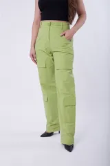 Pantalón verde con bolsillos tipo cargo, de corte recto y tiro alto.