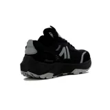 Championes deportivos Austral modelo Bangkok para hombre, color negro con detalles en gris claro. Presentan una capellada mixta de malla y sintético, cordones bicolores y suela robusta de goma con relieve en tonos negro y gris.