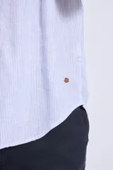 Camisa de corte regular con diseño de rayas verticales finas en tonos claros, cuello clásico y mangas largas con puños abotonados.