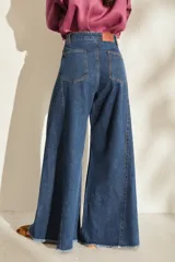 Jean de corte wide leg, tiro alto y diseño super amplio con botamanga sin costura y flecos. Color azul clásico.