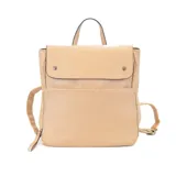 Mochila color beige de símil cuero con tapa y broches, bolsillo con cierre al frente, apertura superior con cierre, bolsillos y división interna, bolsillo con cierre atrás, asa de mano y correas largas regulables.