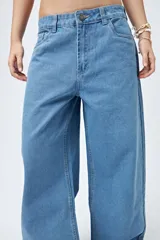 Pantalón de jean celeste de tiro bajo y corte ancho.
