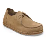 Zapatos de gamuza color gris taupe, estilo mocasín con cordones y suela texturizada con efecto moteado.