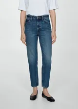 Jeans de corte mom-fit con tiro alto, confeccionados en tejido de algodón estilo vaquero. Presentan diseño de cinco bolsillos, cierre de cremallera con botón y trabillas en la cintura.