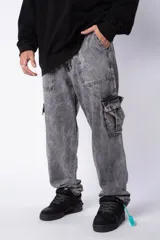 Pantalón cargo de jean con lavado ácido en tono gris, corte holgado, bolsillos laterales tipo cargo y bolsillos frontales tipo parche.