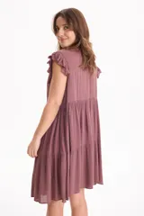 Vestido corto de viscosa color beige, sin mangas con volados en las sisas, escote en V y diseño escalonado.