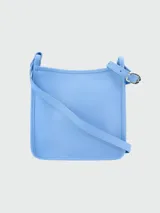 Cartera tipo crossbody de la línea Le Foulonné de Longchamp, confeccionada en cuero granulado de color rojo. Presenta un diseño cuadrado con cierre superior de cremallera y correa ajustable con hebilla metálica.