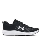 Championes de running Under Armour modelo Charged Assert 10, color negro con detalles en blanco. Presentan una parte superior de malla transpirable con revestimientos de cuero sintético para mayor soporte, entresuela Charged Cushioning para amortiguación y suela de caucho macizo.