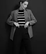 Pantalón zanahoria de sastrería color blanco, con cintura alta, trabillas y botón contrastante.