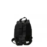 Mochila negra de tamaño pequeño con solapa superior con cierre de hebilla plástica, bolsillo frontal con cierre y logo de la marca estampado en la parte inferior.