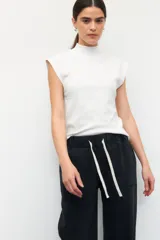 Musculosa blanca de algodón con cuello alto y sisas amplias.