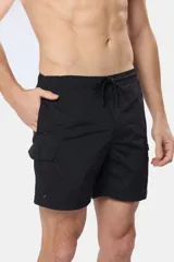 Short de baño azul marino liso, con cintura elástica y cordón regulable. Incluye bolsillos laterales tipo cargo y suspensor de malla fina.