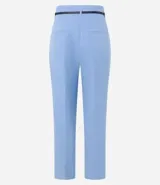 Pantalón carrot negro de sastrería, con bolsillos, pliegues y cinturón fino de cuero sintético.