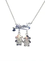 Collar plateado con cadena de eslabones y dije con la palabra 'Mamá' del que cuelgan dos dijes con forma de niña.