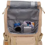 Mochila Jansport modelo Hatchet de color beige, confeccionada en poliéster reciclado. Cuenta con solapa superior con cierre de hebilla ajustable, compartimento principal, bolsillo frontal con cierre y detalles en cuerina marrón con el logo de la marca grabado.