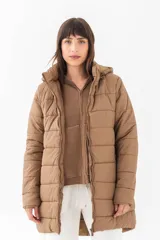 Campera puffer larga color tostado, con capucha, cierre frontal y diseño acolchado horizontal.