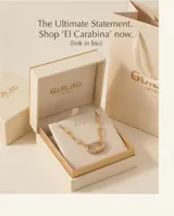 Collar de eslabones rectangulares de acero dorado, con un dije de cierre tipo mosquetón ovalado microdiamantado con circonias blancas.