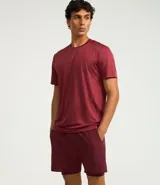 Bermuda deportiva color bordó, confeccionada en poliéster, con cintura elástica, cordón interno ajustable y short de compresión incorporado.