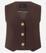 Chaleco slim color marrón, confeccionado en crepé, con escote en V y cierre frontal de botones metálicos.