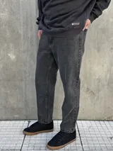 Pantalón de jean gris lavado, corte mom fit, tiro alto y pierna holgada.