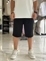 Bermuda deportiva de corte baggy y estilo jogging, en color beige, con bolsillos laterales y cintura elástica.