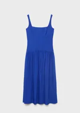 Vestido midi de color azul, sin mangas, con tirantes anchos y cuello escotado cuadrado. Presenta un diseño ajustado en el torso con corte evase y falda de corte midi con vuelo.