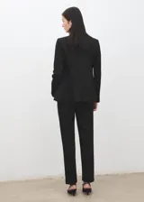 Pantalon de vestir negro de corte recto y tiro medio, con trabillas, bolsillos laterales y bolsillos de ribete en la parte posterior.