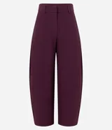Pantalón de sastrería color bordó con modelaje barrel, cintura estructurada con pasadores y piernas amplias con recortes y ruedo levemente afinado.