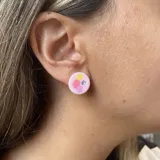 Par de aros tipo botón con forma ovalada, hechos de porcelana fría con diseño abstracto de círculos de colores y un strass brillante.