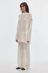 Pantalón de punto calado color blanco, con ajuste regular y diseño recto de tiro medio.