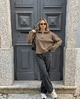 Sweater de punto bremer marrón, con cuello polo, cierre frontal parcial y mangas largas.
