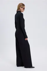 Pantalón de vestir negro de corte palazzo.