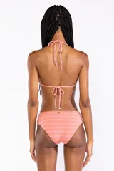Top de bikini triangular color coral con diseño a rayas horizontales en tonos rosados y naranjas, con tiras ajustables para anudar al cuello y la espalda.