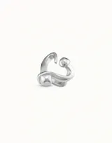 Anillo plateado de diseño abierto con forma de corazón atravesado por un clavo. Diseño exclusivo de UNOde50.