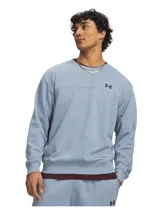 Buzo Under Armour de felpa francesa ligera color celeste, con cuello redondo, mangas largas, hombros caídos, puños y bajo acanalados, y el logo de la marca bordado en el pecho.