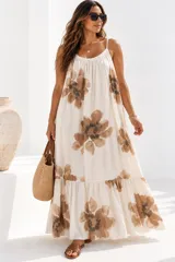 Solera larga color blanco con estampado floral en tonos marrones y beige, tirantes finos, escote fruncido y volado XL en el ruedo.