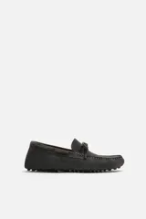 Mocasín casual fabricado en piel con acabado serraje, con detalle de lazo en el empeine y horma redonda.