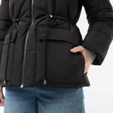 Abrigo acolchado tipo puffer color negro, con capucha, cierre frontal de cremallera, bolsillos delanteros con solapa y cordón ajustable en la cintura.