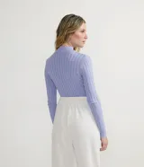 Polera color camel de punto acanalado, con cuello alto y mangas largas.