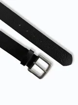 Cinturón de cuero negro con textura granulada, hebilla metálica plateada de diseño cuadrado y pasador a juego.