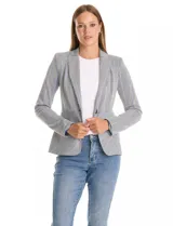 Blazer entallado de tejido jacquard con estampado de pata de gallo en tonos blanco y negro. Presenta cuello con solapas clásicas, cierre frontal con un botón, bolsillos delanteros con solapa y forro interno a tono.