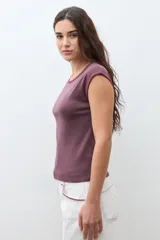 Remera sin mangas color ciruela, con cuello redondo y bordado en el borde del cuello y las sisas.