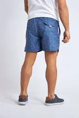 Short de baño con estampado floral en tonos celestes, cuenta con cintura elástica con cordón ajustable, bolsillos laterales y bolsillo trasero.