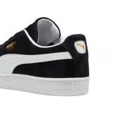 Championes Puma Suede Classic de gamuza negra con la icónica franja lateral blanca y suela de goma blanca.