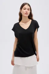 Remera de manga corta holgada con escote en V, confeccionada en viscosa con hilo de lurex.