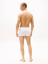 Pack de tres calzoncillos tipo boxer marca Tommy Hilfiger modelo Trunk, confeccionados en algodón elástico, en colores blanco, gris y azul marino, con cintura elástica con logo de la marca.
