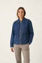 Campera de denim azul oscuro, de corte clásico y calce recto, con cierre frontal metálico completo, cuello camisero, mangas largas y bolsillos frontales aplicados con solapa.