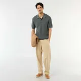 Pantalón de corte holgado color beige, de estilo casual con cintura elástica.